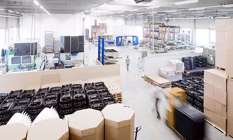 Güku Produktionshalle von oben mit Produkten aus der Kunststoffverarbeitung