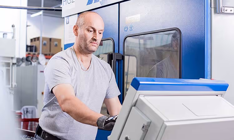 Güku Mitarbeiter bei der Steuerung der Produktion